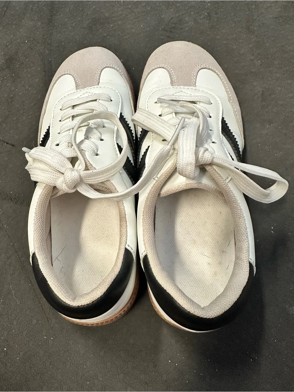Retro-Inspired White Sneakers with Black Stripes and Gum Sole